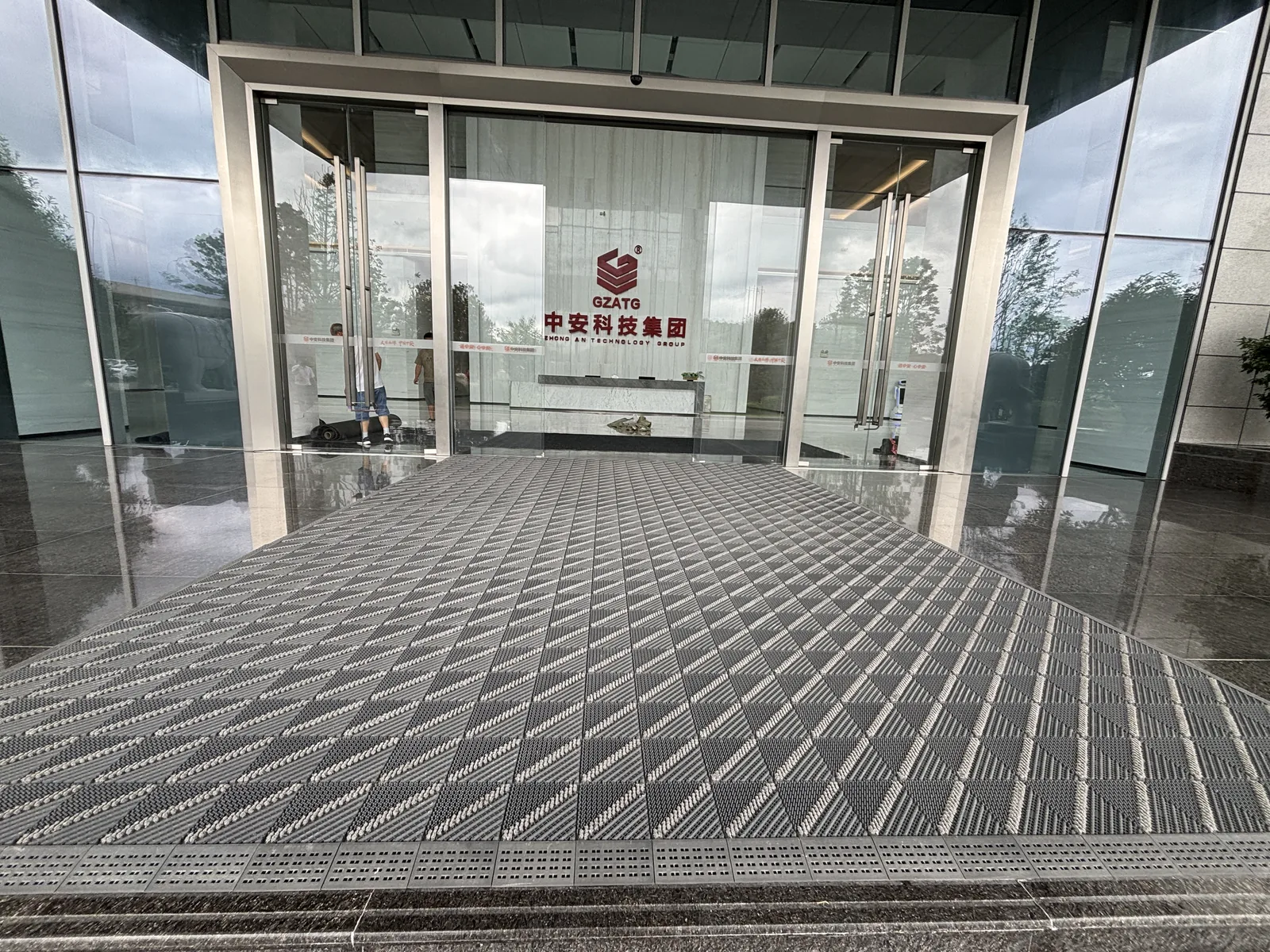 贵阳中安科技集团地毯项目现场1